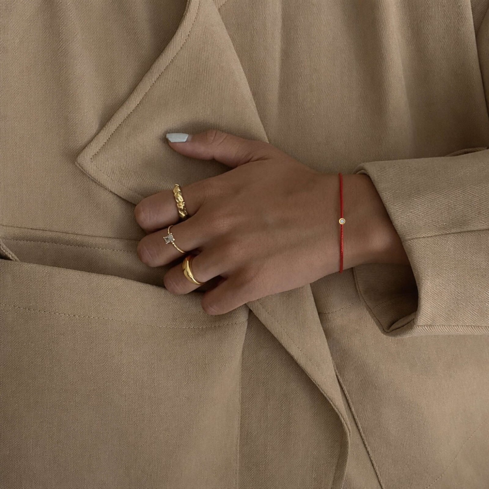 Czerwona bransoletka na sznurku z diamentem