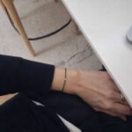 Zielona bransoletka na sznurku z diamentem