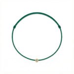 Zielona bransoletka na sznurku z diamentem