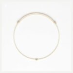 Biała bransoletka na sznurku z diamentem