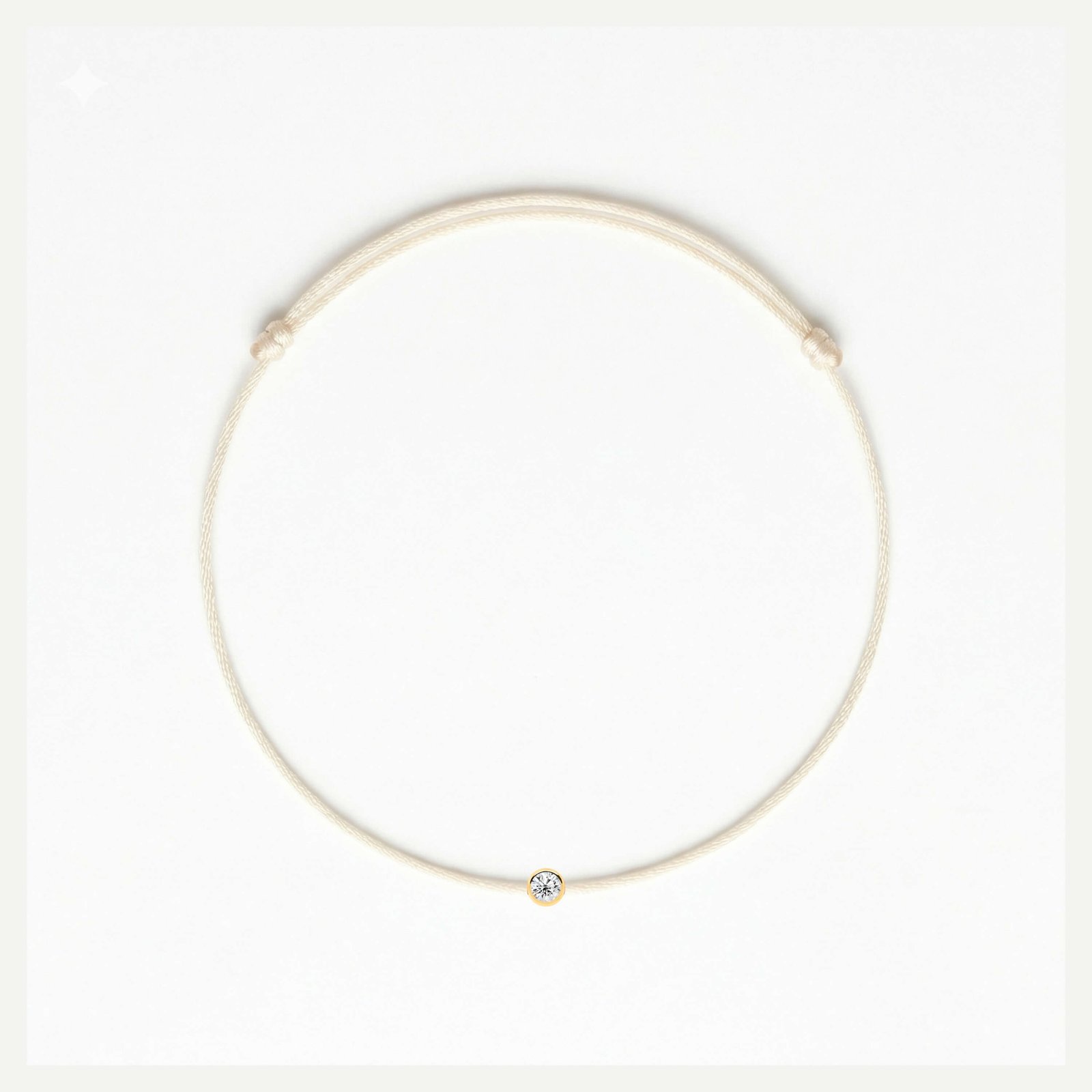 Biała bransoletka na sznurku z diamentem