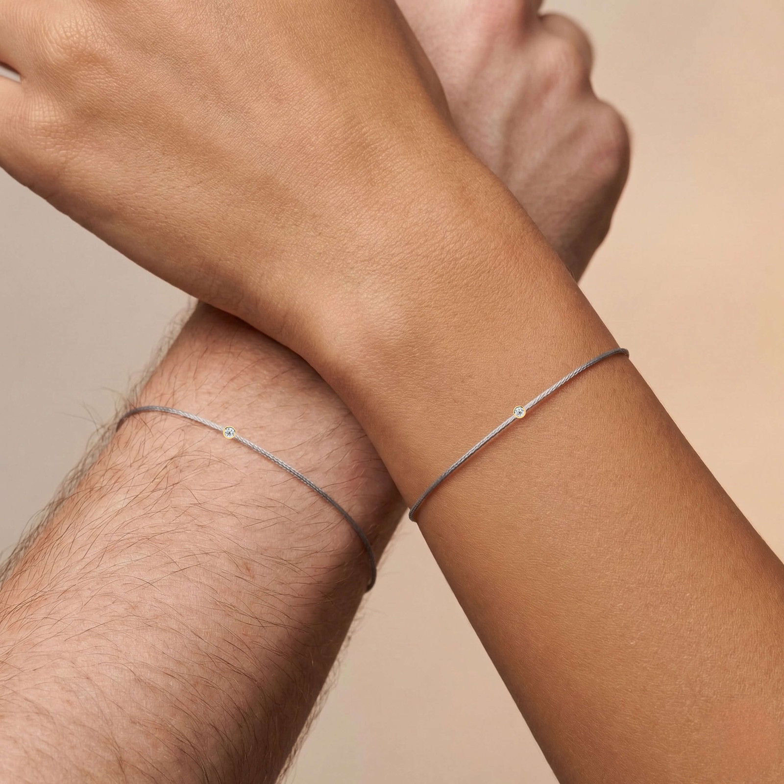 Szara bransoletka na sznurku z diamentem