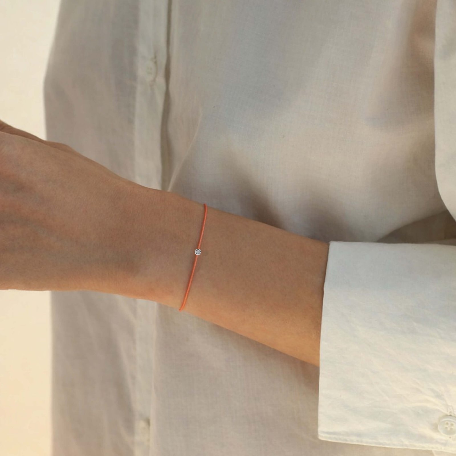 Lachsfarbenes Diamant-Fadenarmband