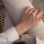 Różowa bransoletka na sznurku z diamentem