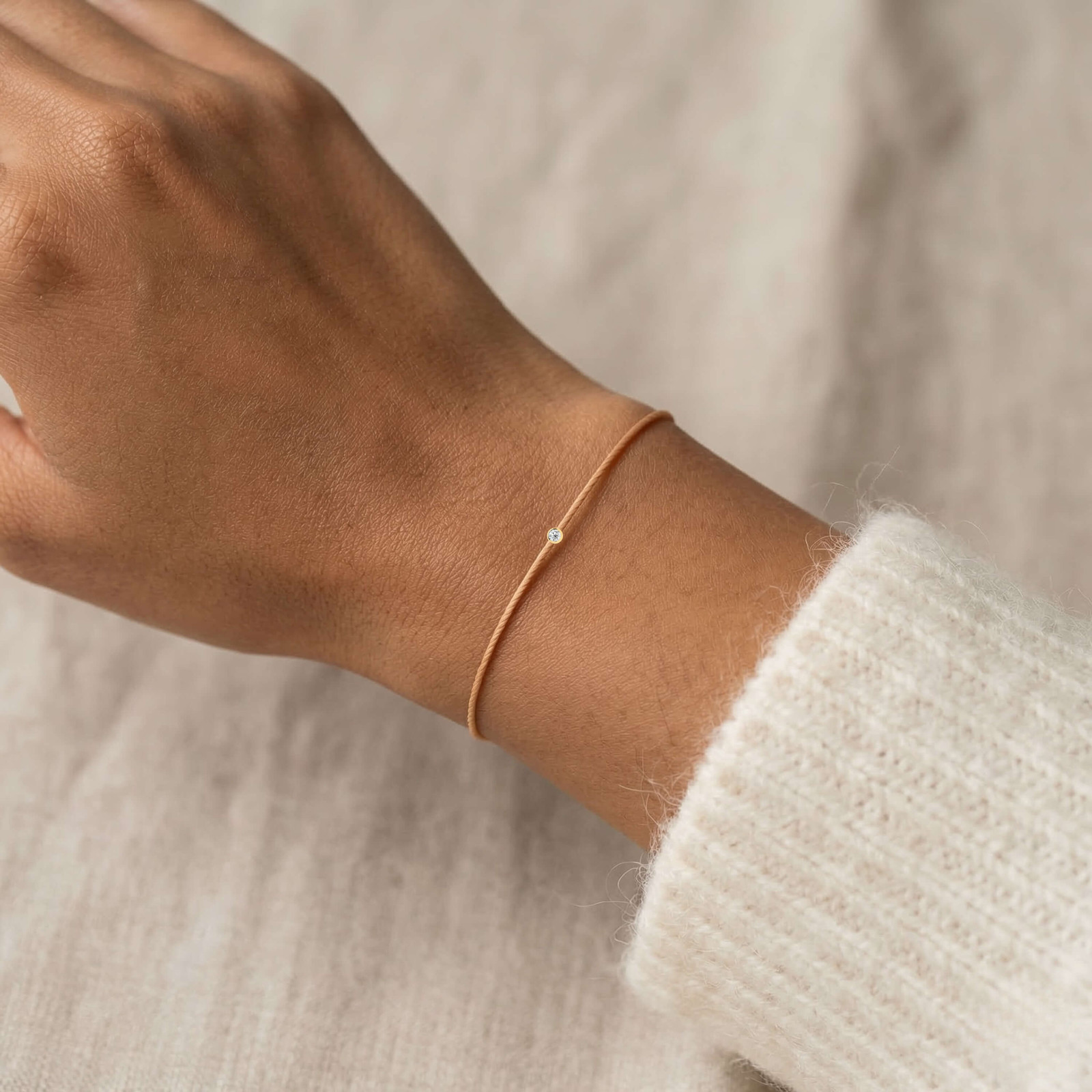 Sandfarbenes Diamant-Fadenarmband