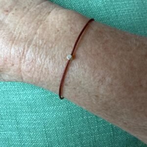 A fine, delicate diamond friendship bracelet. It is of very good quality. The band was a bit too long for me, I shortened it, which was no problem. The delivery was faster than expected and the bracelet was lovingly packaged. I was very pleased and can recommend it. Thank you