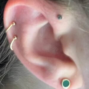Beautiful malachite stud earrings. I love the combination of the stone with the gold and they’re the perfect size. I really like how flat they are they’re subtle. They’re gender neutral too which I really like.