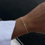 Bransoletka sznurkowa z białym szmaragdem