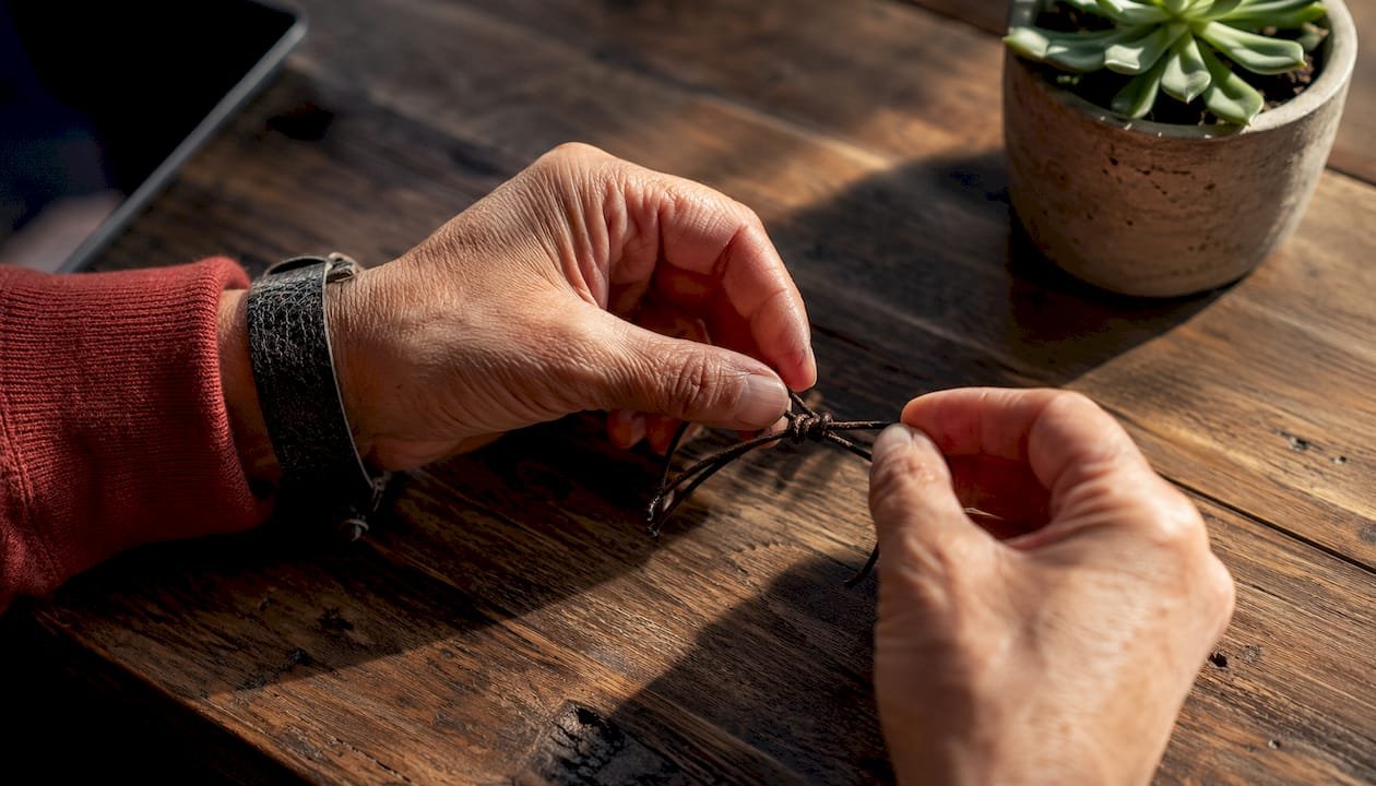 Hands adjusting sliding knot bracelet mechanism